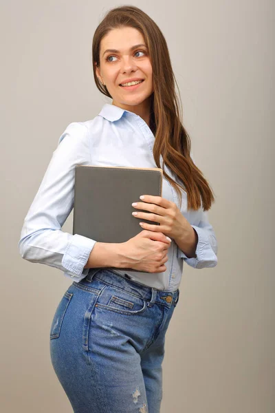 Mujer Estudiante Maestra Camisa Pantalones Vaqueros Sosteniendo Libro Mirando Hacia —  Fotos de Stock