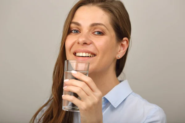 Gesicht Einer Lächelnden Frau Die Wasser Aus Nächster Nähe Trinkt — Stockfoto