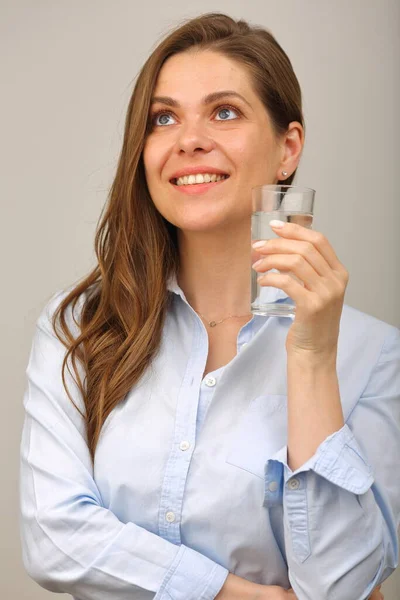 Donna Sorridente Che Tiene Bicchiere Acqua Vicino Viso Distoglie Sguardo — Foto Stock
