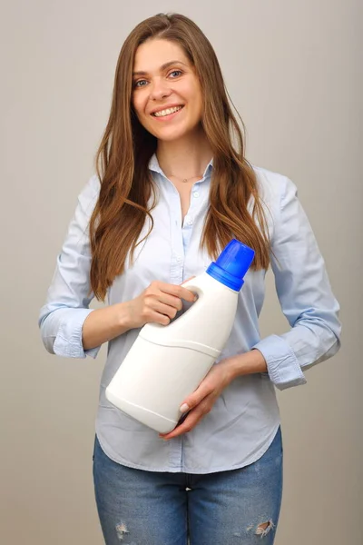 Mujer Sonriente Con Pelo Largo Usando Ropa Casual Sosteniendo Botella — Foto de Stock