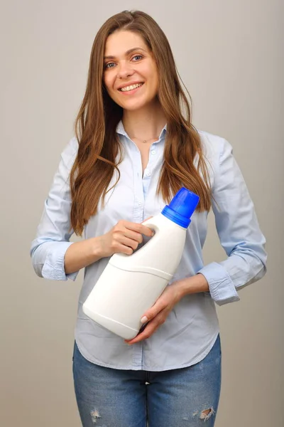 Donna Sorridente Con Capelli Lunghi Che Indossa Abiti Casual Con — Foto Stock