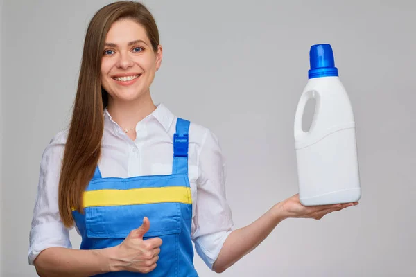 Mujer Sonriente Ceaning Lavandera Sosteniendo Una Gran Botella Blanca Detergente — Foto de Stock