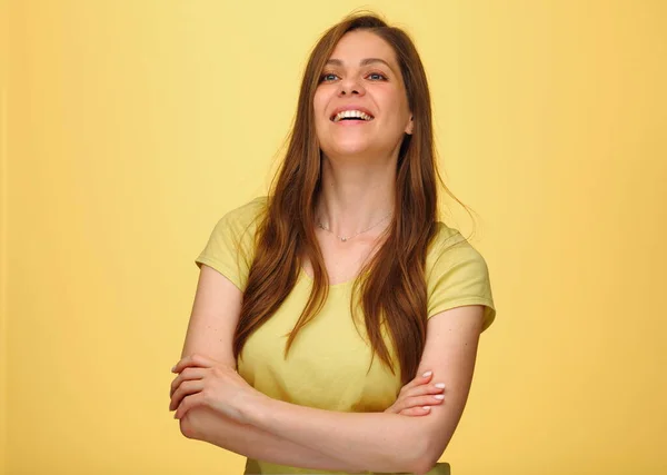 Усміхнена Жінка Стоїть Схрещеними Руками Ізольований Жіночий Портрет Жовтому Фоні — стокове фото