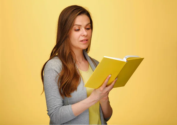Glimlachende Vrouw Geel Shirt Kijkend Open Boek Geïsoleerd Gele Achtergrond — Stockfoto