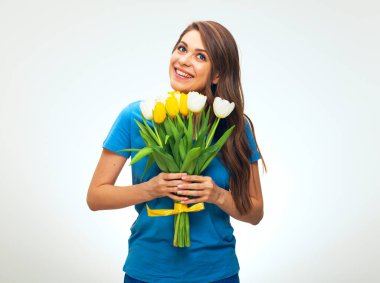 Gülümseyen mutlu kadın sarı çiçekleri tutuyor ve başka tarafa bakıyor. münzevi kadın portresi.