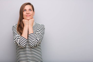 Mutlu rüya gören kadın çizgili gömlekli münzevi portreye bakıyor..