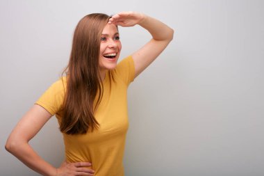 Yeni bir iş ya da öğrenci arayan mutlu bir kadın. İzole edilmiş kadın portresi. Uzağa bakıyorum..