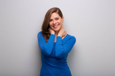 Gündelik giysiler içinde güzel beyaz bir kadın gülümsüyor ve izole edilmiş mutlu bir kadın portresi çiziyor..