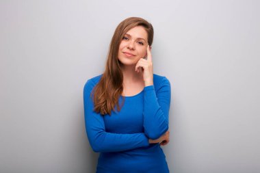 Mutlu düşünmeyi hayal eden kadın. İzole edilmiş kadın portresi.