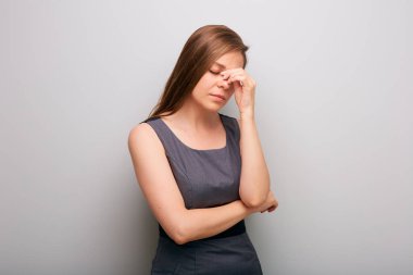 Başı ağrıyan kadın kafasına dokunuyor. Derin depresyonlu münferit kadın iş adamı portresi