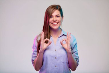 Gülümseyen iş kadını en iyi ya da en iyi izole portreyi yapıyor. Renk filtresiyle fotoğraf.