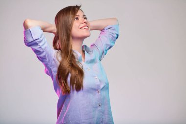 Gülümseyen, rahatlatıcı, el ele tutuşan, yüzünü çeviren bir kadın. İş kadını portresi.