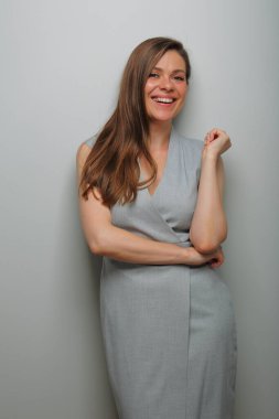 Gri uzun elbiseli, gülümseyen iş kadını. soyutlanmış kadın portresi.