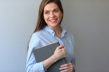 İş kadınının elinde defter ya da iş kitabı var, başka tarafa bak. yalıtılmış öğretmen kadın portresi.