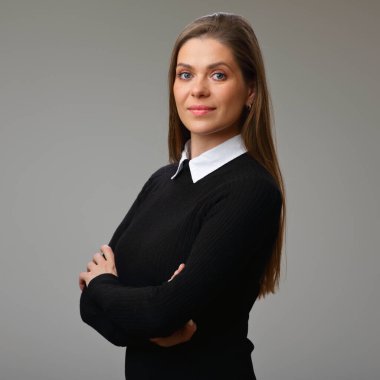 Beyaz yakalı, siyah elbiseli, 45 gülümseyen kadın, izole edilmiş kadın portresi..