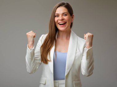 Beyaz takım elbiseli bir kadınla kadın güç konsepti portresi, stüdyo izole.