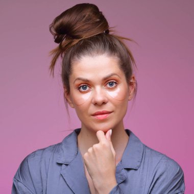 Ciddi kadın pijaması giymiş, pembe kadın portresi üzerinde göz bandı takmış..