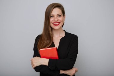 Siyahlı gülümseyen kadın öğretmen elinde kırmızı kitapla. soyutlanmış kadın portresi.