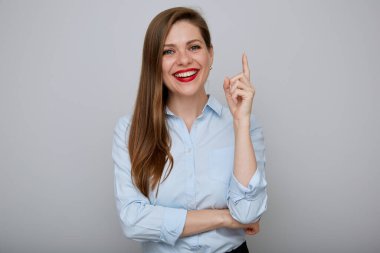 Gülümseyen iş kadını parmağını kaldırıyor. İzole edilmiş mutlu kadın iş adamı portresi..