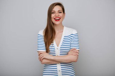 Gülümseyen mutlu kadın portresi. Ağzı açık, beyaz elbiseli, mavi çizgili, kolları bağlı bir kız..