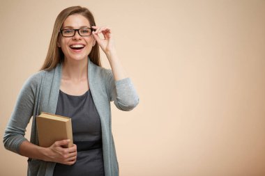 Gözlük takan gülümseyen kadın öğretmen ya da izole edilmiş kadın öğrenci portresi.