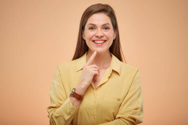 Sarı tişörtlü, güler yüzlü, münzevi kadın..