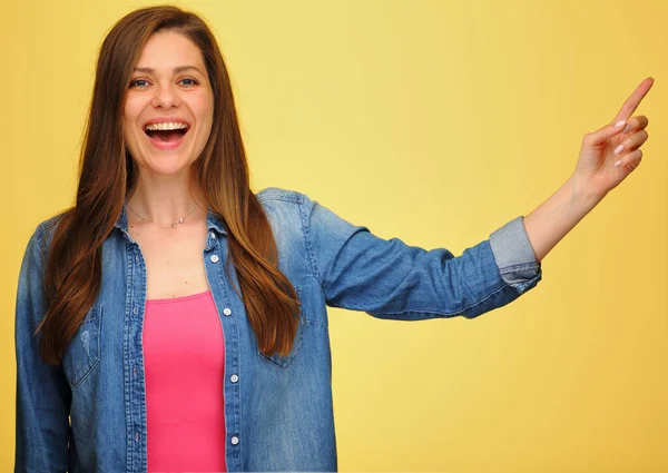 Mujer Feliz Señalando Con Dedo Espacio Copia Sobre Fondo Amarillo — Foto de Stock