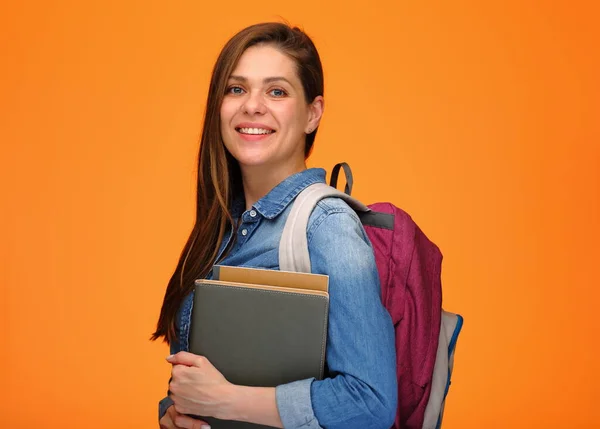 Mujer Sonriente Estudiante Con Libros Mochila Posando Sobre Fondo Naranja — Foto de Stock