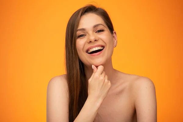 Lachende Vrouw Met Lang Haar Blote Schouders Die Haar Kin — Stockfoto