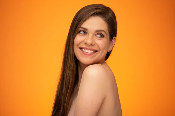 Gülümseyen Mutlu Kadın Omzunun Üstünden Bakıyor Uzun Saçlı Çıplak Omuzlu — Stok fotoğraf