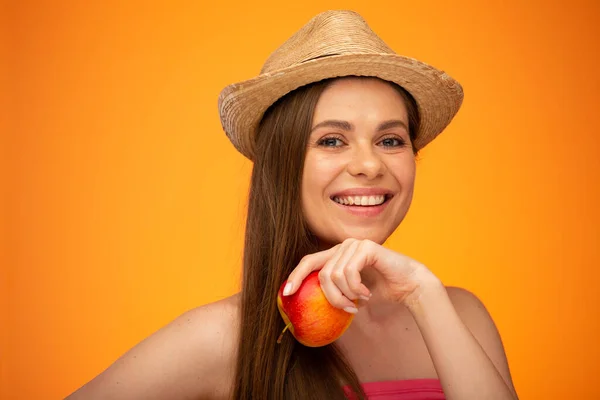 Meksika Şapkalı Kırmızı Elmalı Mutlu Bir Kadın Yüzü Turuncu Sarı — Stok fotoğraf