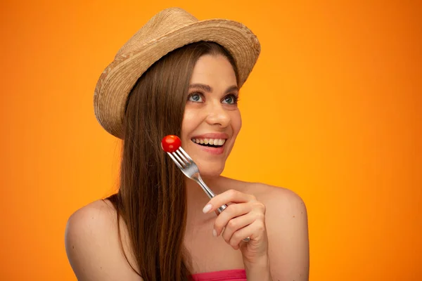 Mujer Sonriente Con Hombros Desnudos Sombrero Mexicano Sosteniendo Tomate Tenedor —  Fotos de Stock