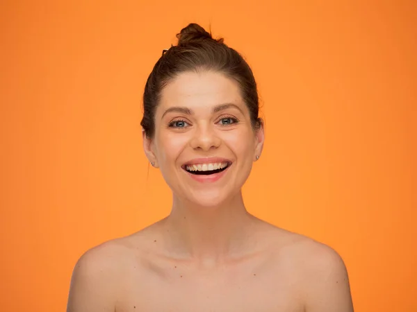 Portakal Sarısı Arka Planda Çıplak Omuzlu Gülümseyen Bir Kadın Portresi — Stok fotoğraf