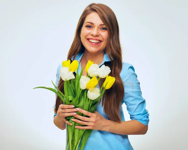 Mujer Feliz Sosteniendo Ramo Flores Tulipanes Retrato Femenino Aislado Blanco —  Fotos de Stock