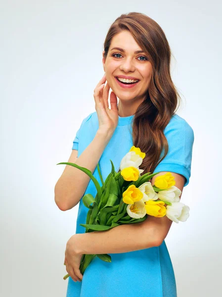 Mulher Feliz Com Grande Sorriso Dente Segurando Flores Tulipa Isolado — Fotografia de Stock