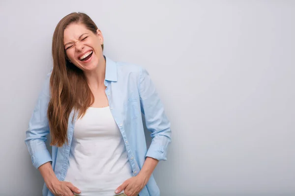 Lachende Vrouw Met Handen Zakken Geïsoleerd Portret — Stockfoto