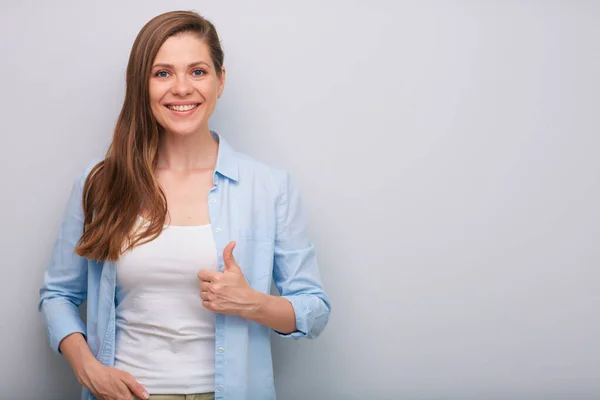 Glimlachende Vrouw Duim Omhoog Geïsoleerd Vrouwelijk Portret — Stockfoto