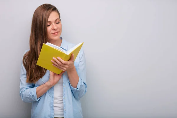 Vrouwelijke Leraar Student Lezen Boek Werkboek Geïsoleerd Portret — Stockfoto