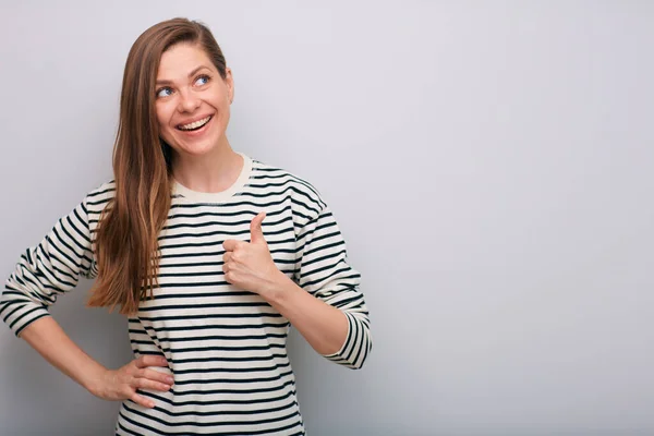 Mujer Sonriente Con Camisa Rayas Con Pulgar Hacia Arriba Retrato —  Fotos de Stock