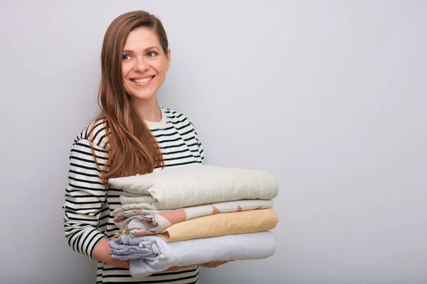 Mulher Sorridente Isolado Retrato Com Roupas Dobradas Pilha Olhando Para — Fotografia de Stock