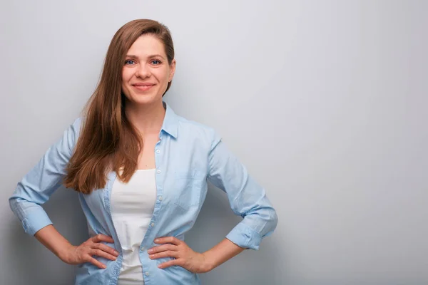 Mulher Sorridente Mãos Dadas Cintura Isolado Feminino Retrato Menina Azul — Fotografia de Stock