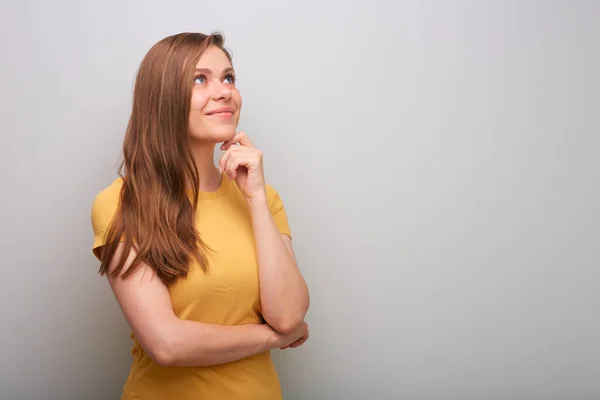 Düşünen Bir Kadının Yukarı Baktığını Hayal Etmek Sarı Gömlekli Kadın — Stok fotoğraf