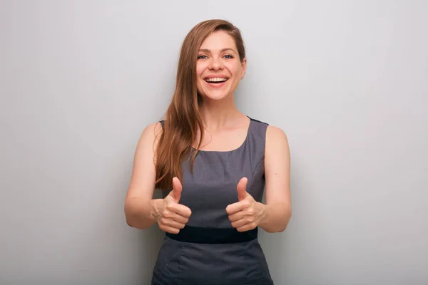 Una Mujer Negocios Sonriente Con Los Pulgares Arriba Retrato Aislado — Foto de Stock