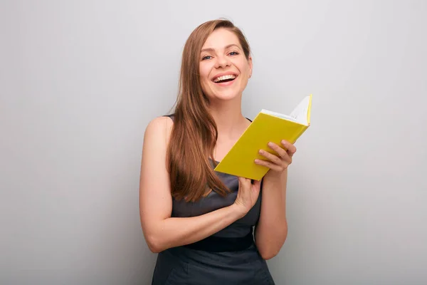 Gelukkige Lachende Zakenvrouw Jurk Met Open Geel Boek Geïsoleerde Vrouwelijke — Stockfoto