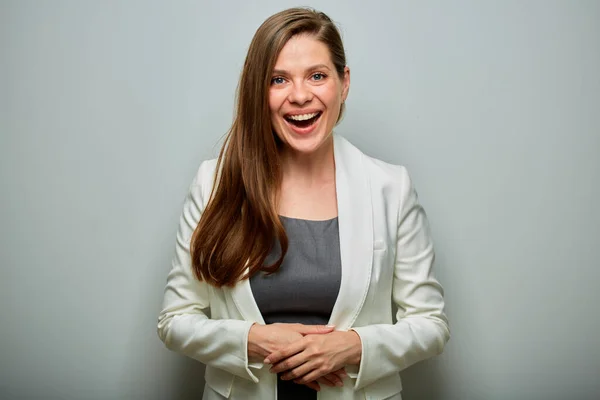 Χαμογελαστή Επιχειρηματίας Λευκό Κοστούμι Διπλωμένα Χέρια Απομονωμένη Γυναικεία Προσωπογραφία Κορίτσι — Φωτογραφία Αρχείου