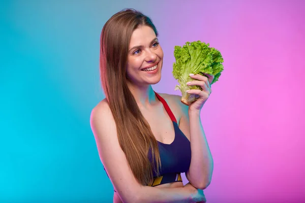 Mujer Feliz Sonriente Sujetador Deportivo Sosteniendo Manojo Ensalada Verde Mirando — Foto de Stock