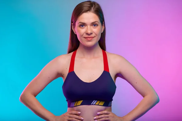 Vrouwelijke Fitness Portret Geïsoleerd Neon Achtergrond Glimlachende Sportieve Vrouw Fitness — Stockfoto