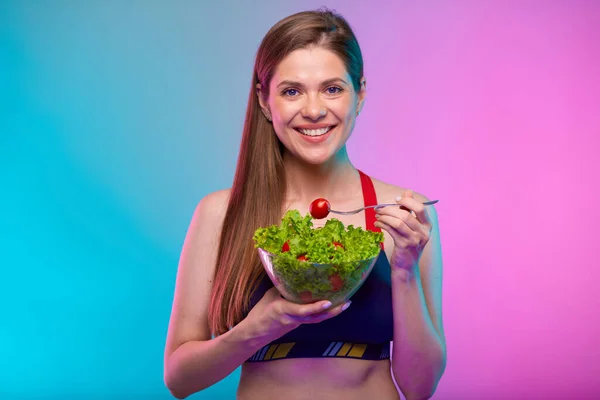 Sportig Kvinna Sportkläder Grön Sallad Glasskål Och Röd Tomat Gaffel — Stockfoto