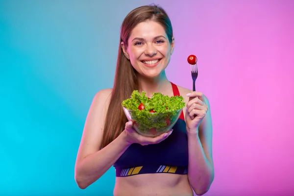 Sportowa Kobieta Sportowej Zielonej Sałatce Szklanej Misce Czerwonym Pomidorze Widelcu — Zdjęcie stockowe