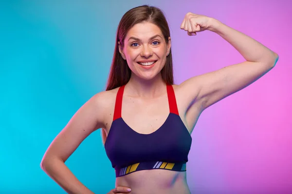 Sonriente Mujer Deportiva Fitness Sportswear Flexiona Brazo Demuestra Los Músculos — Foto de Stock